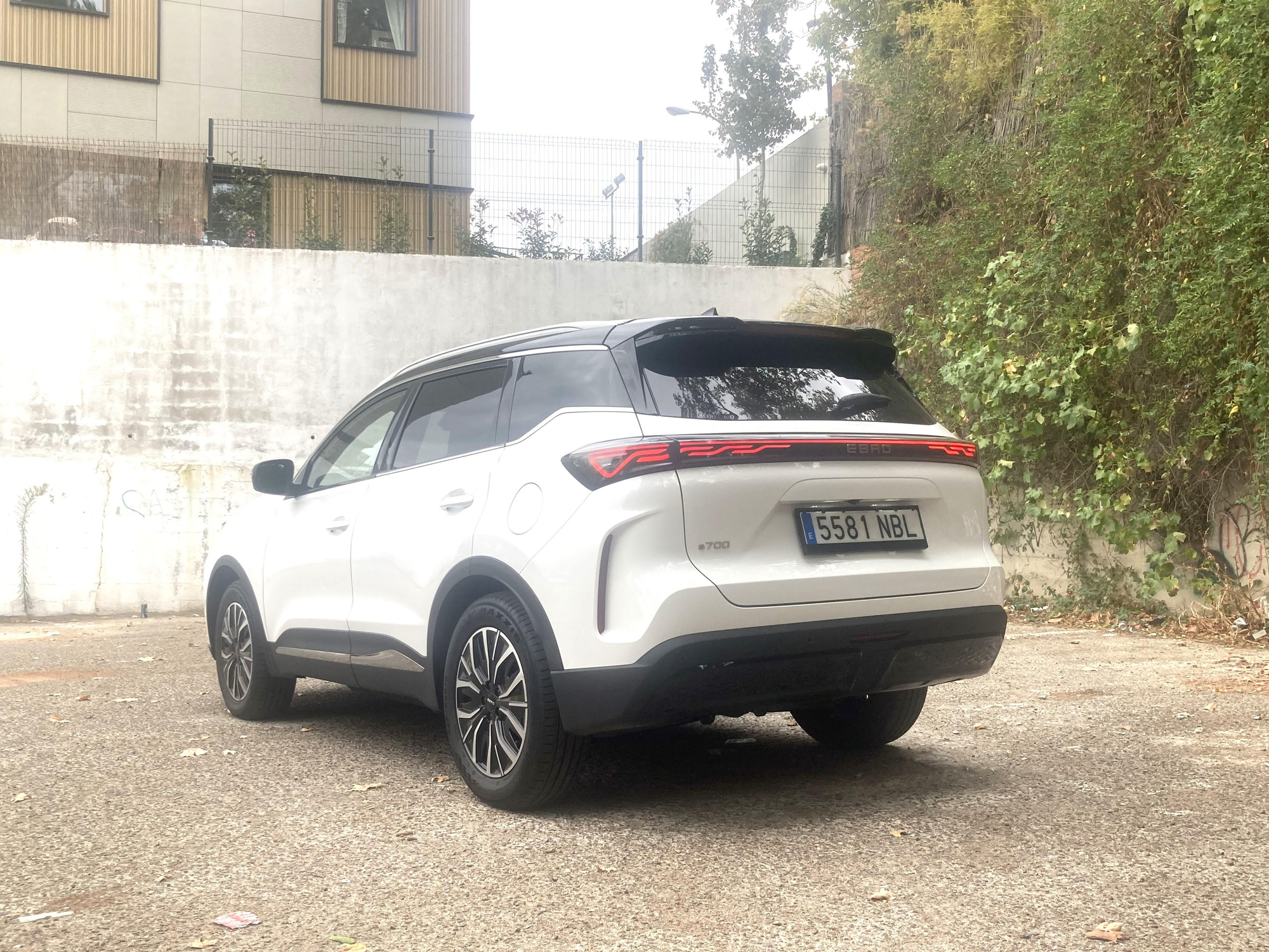 Vista lateral y trasera del híbrido enchufable de Ebro.