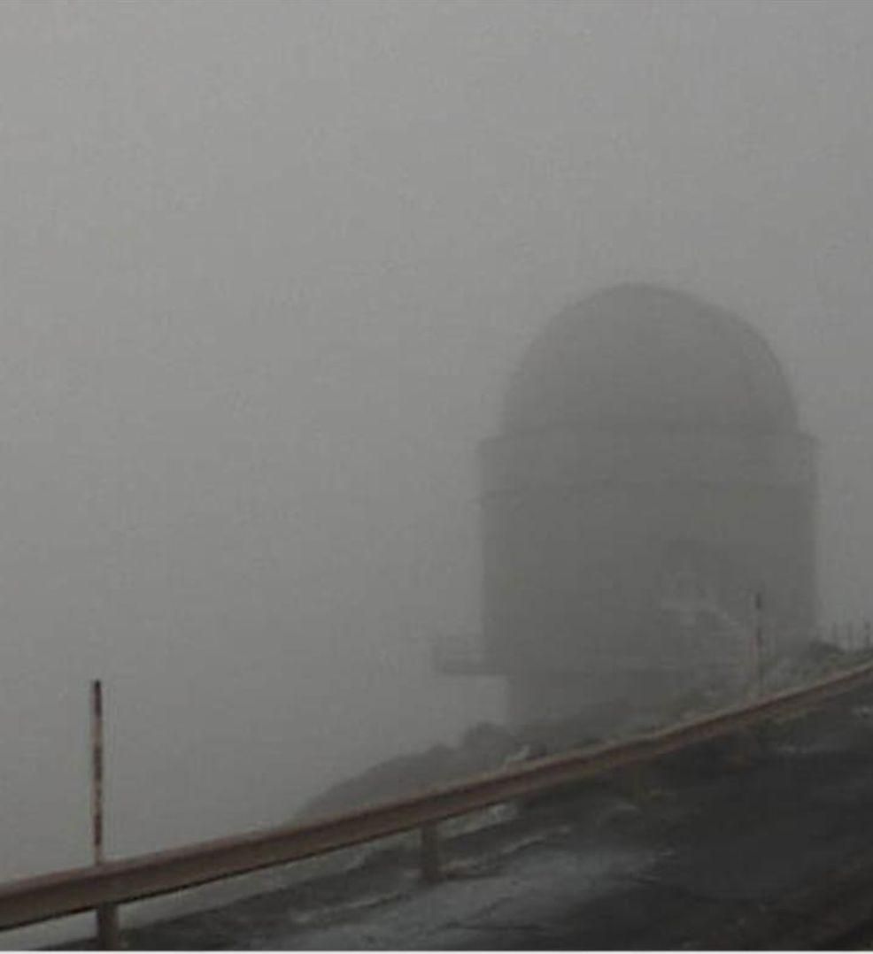 Exterior del Telescopio Óptico Nórdico (NOT), con hielo, en el Observatorio del Roque de Los Muchachos, este jueves. Imagen captada de la webcam del NOT.