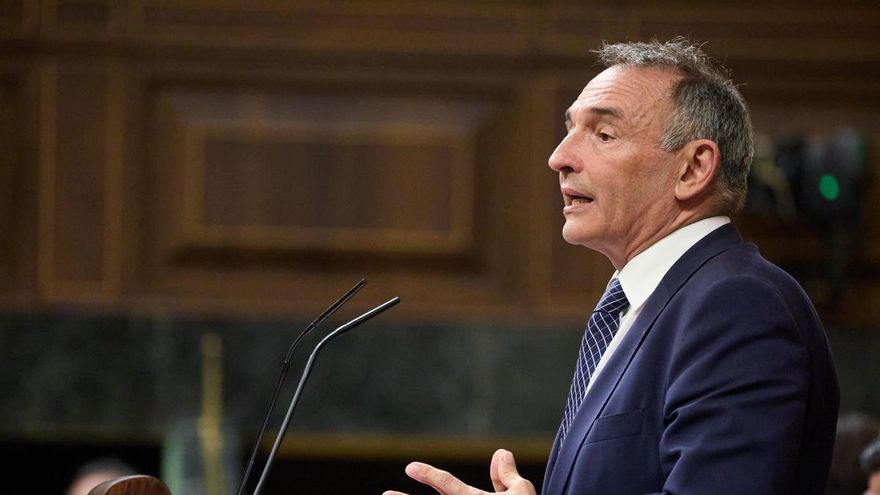 El diputado de Izquierda Unida, Enrique Santiago, durante un pleno del Congreso.
