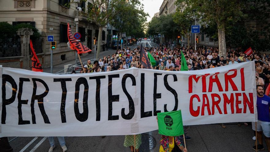 Decenas de personas durante una concentración en apoyo a Maricarmen tras su desahucio en Madrid, ante la Delegación del Gobierno, a 23 de septiembre de 2026, en Barcelona
