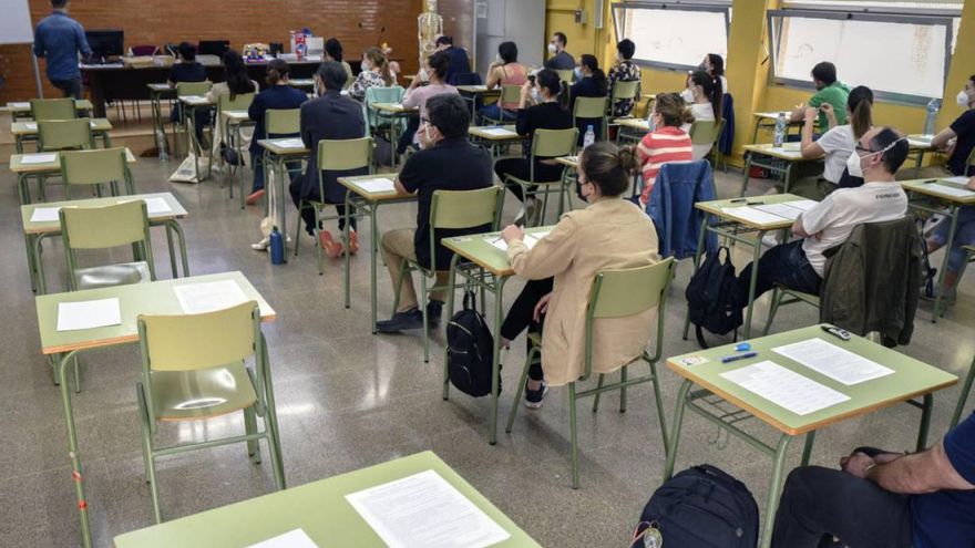 Varias personas, durante un examen de las primeras oposiciones docentes de la Comunidad Valenciana.