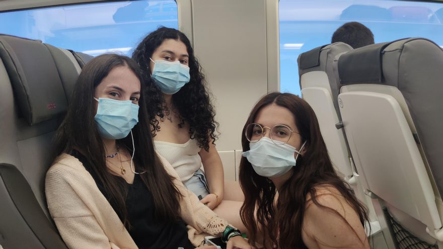 Nueve amigos y amigas de Coria (Cáceres) han cogido el nuevo tren de Extremadura hacia Madrid, aunque su destino final es Alicante