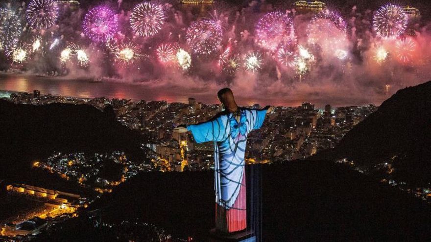 Foto facilitada del Cristo Redentor ante un espectáculo de fuegos artificiales antes de la llegada del nuevo año, este martes, en la playa de Copacabana Rio de Janeiro, Brasil.