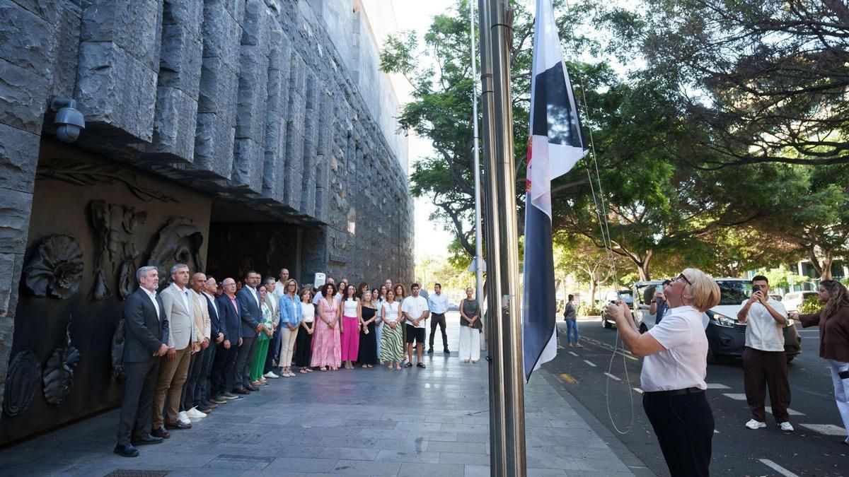 El Gobierno de Canarias iza la bandera de Ceuta para enviar "un mensaje de solidaridad"