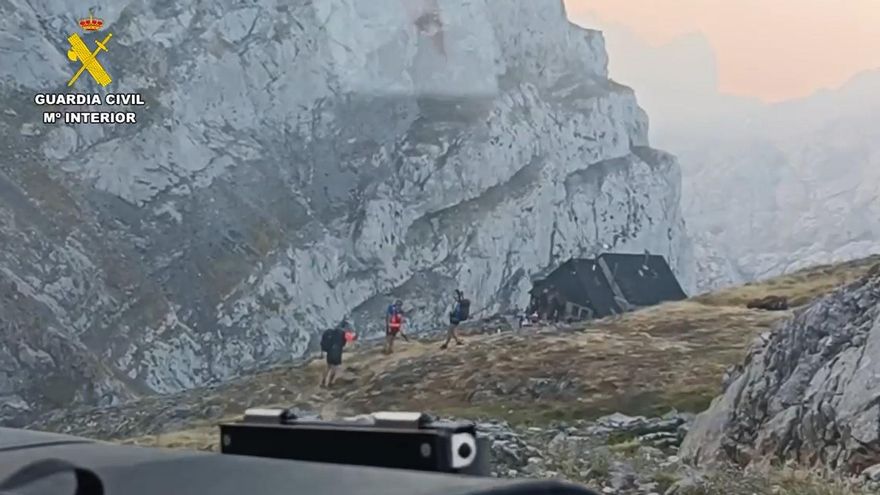 Evacúan a 120 montañeros confinados por los incendios en el refugio de Collado Jermoso en Picos de Europa