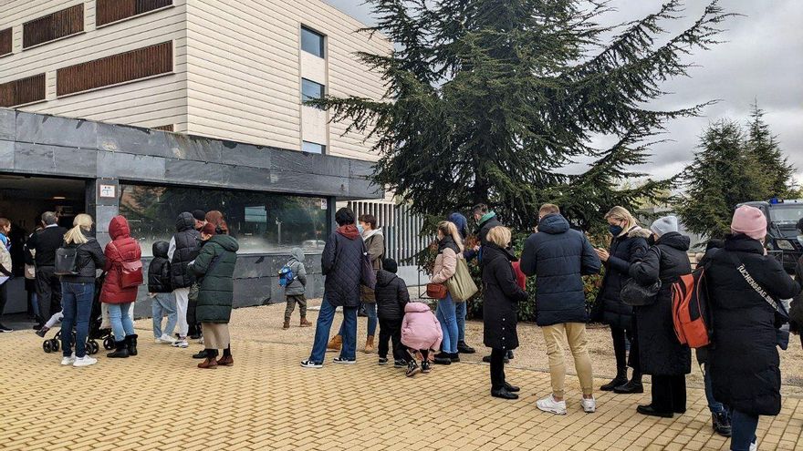 Cientos de ucranianos piden los papeles en Madrid: "Nos atienden bien, pero quiero irme a mi casa"