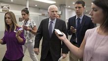 John McCain responde a preguntas de periodistas antes de una sesión del Senado.