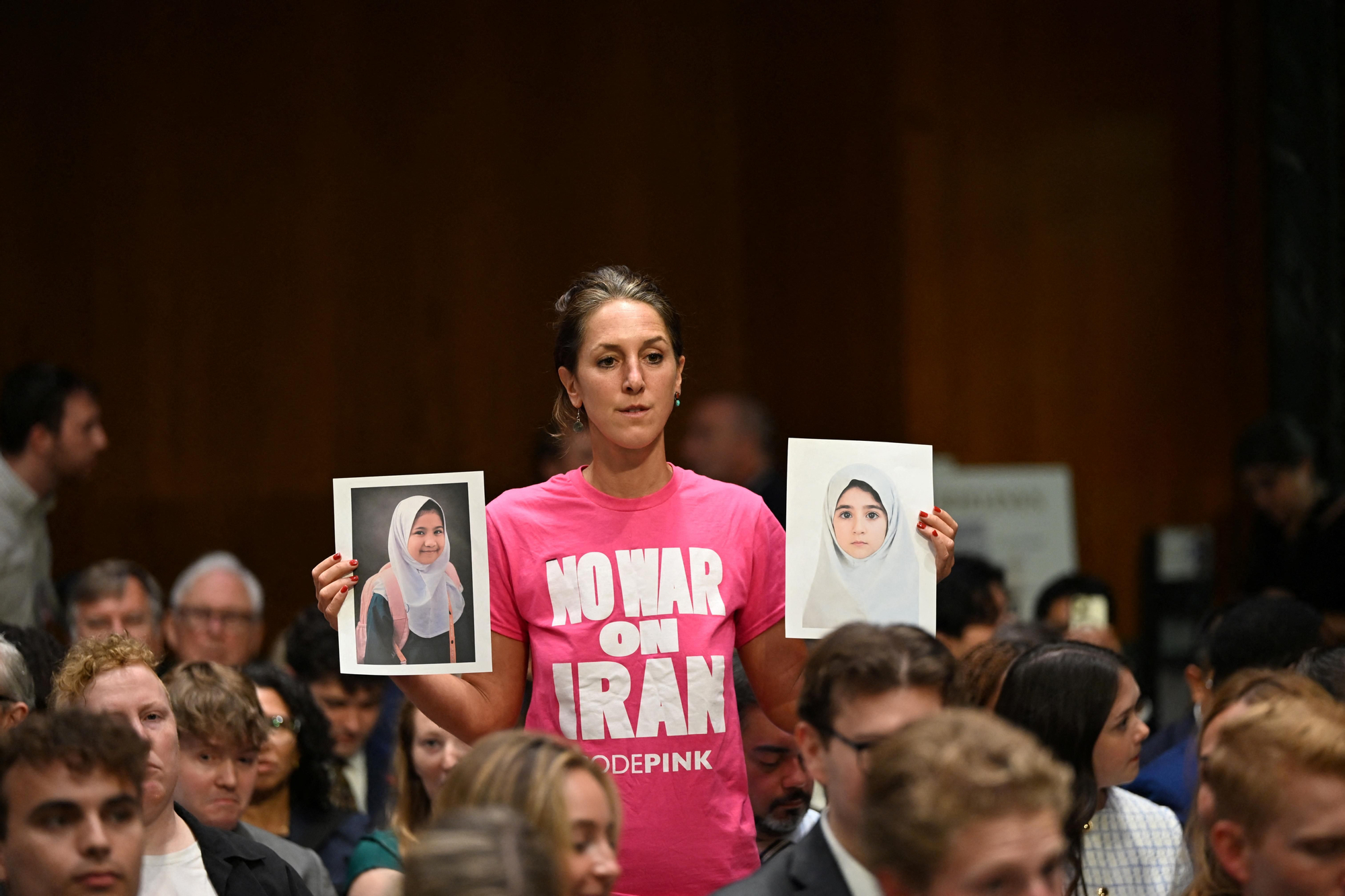 La activista pacifista de CodePink Olivia DiNucci, protesta contra la guerra en Irán durante la comparecencia ante el Senado del secretario de Defensa de EEUU, Pete Hegseth, el jefe del Estado Mayor Conjunto, general Dan Caine, y la secretaria de Agricultura, Brooke Rollins.