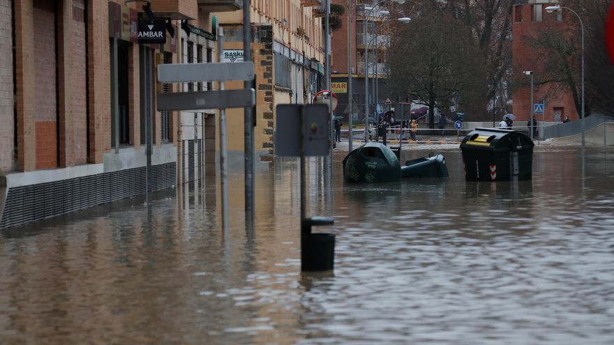 Calles inundadas por el desbordamiento del río Arga a su paso por el barrio de la Rochapea en Pamplona. EFE/ Villar López