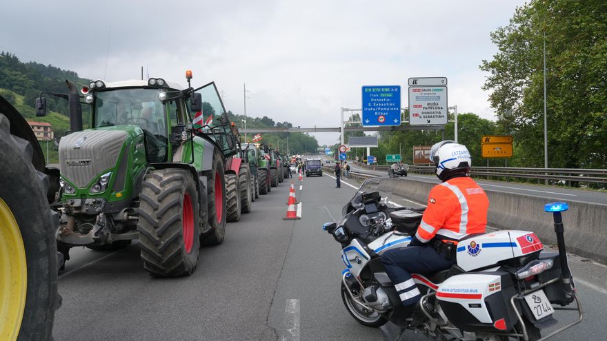 Los Gobiernos central y vasco se enzarzan por las competencias de seguridad en Euskadi tras un gran atasco en la frontera