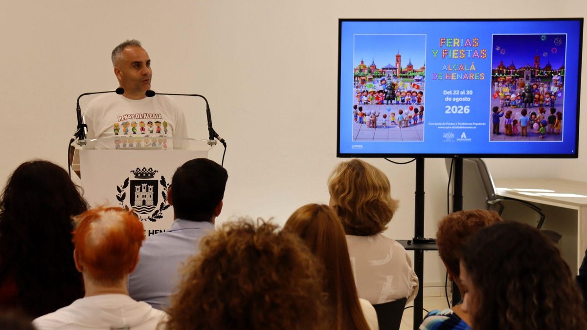 El representante de la Coordinadora de Peñas durante la presentación del programa de fiestas, vistiendo una camiseta de los avatares creados por Pinty