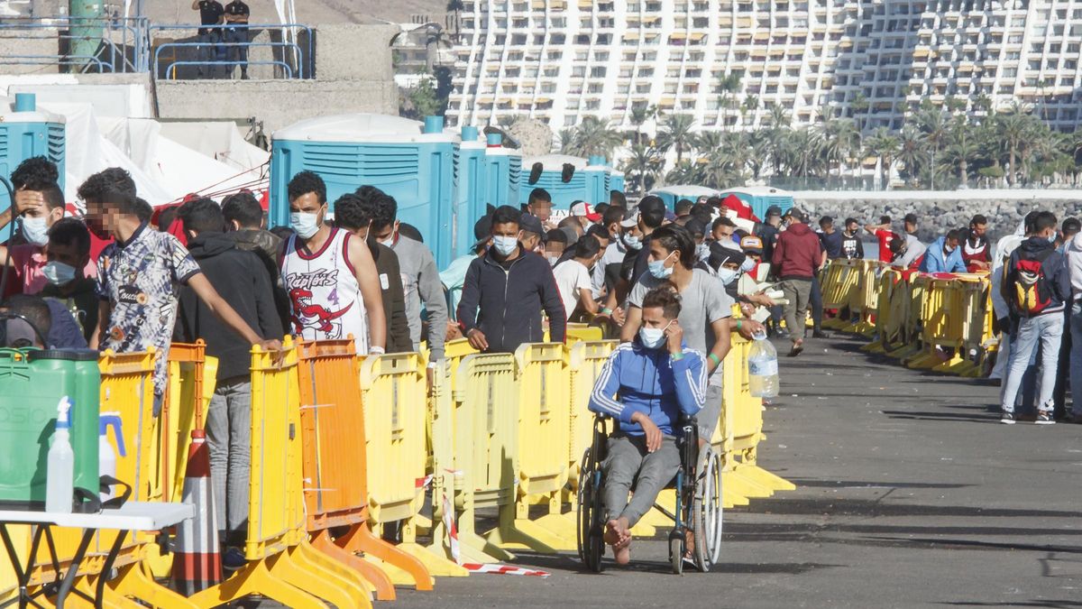 Varios inmigrantes hacen cola en el Muelle de Arguineguín, en Gran Canaria, en una imagen de archivo