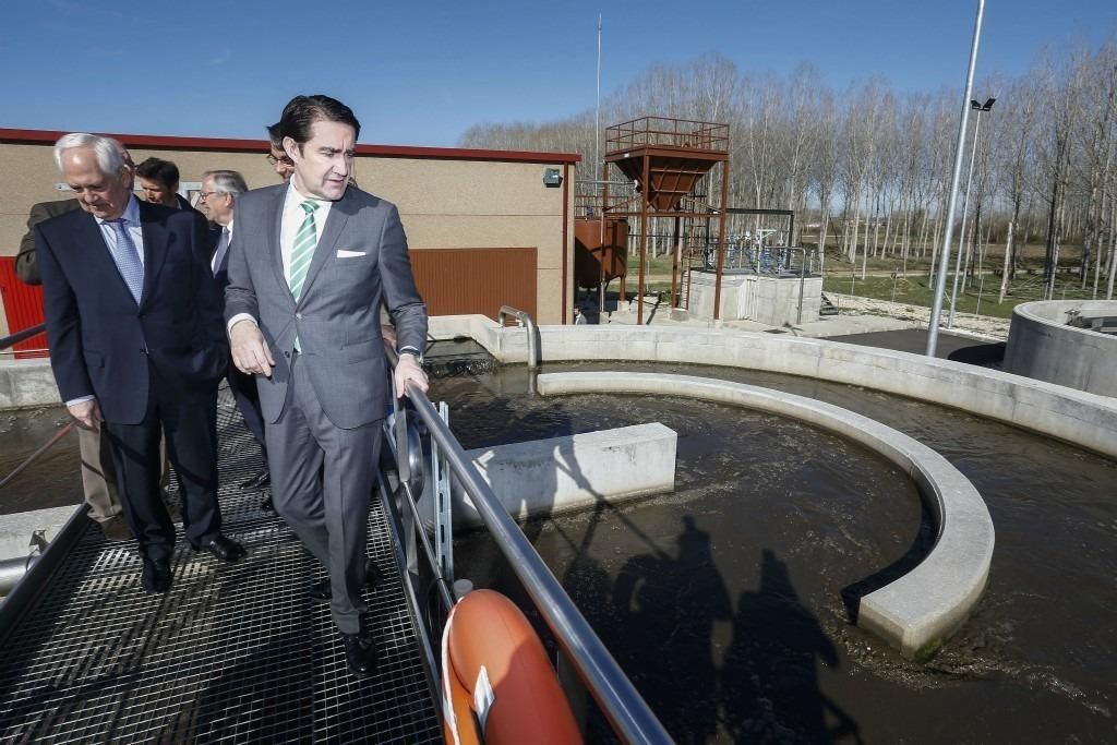 El consejero de Medio Ambiente, Juan Carlos Suárez-Quiñones, visitando una depuradora, archivo.