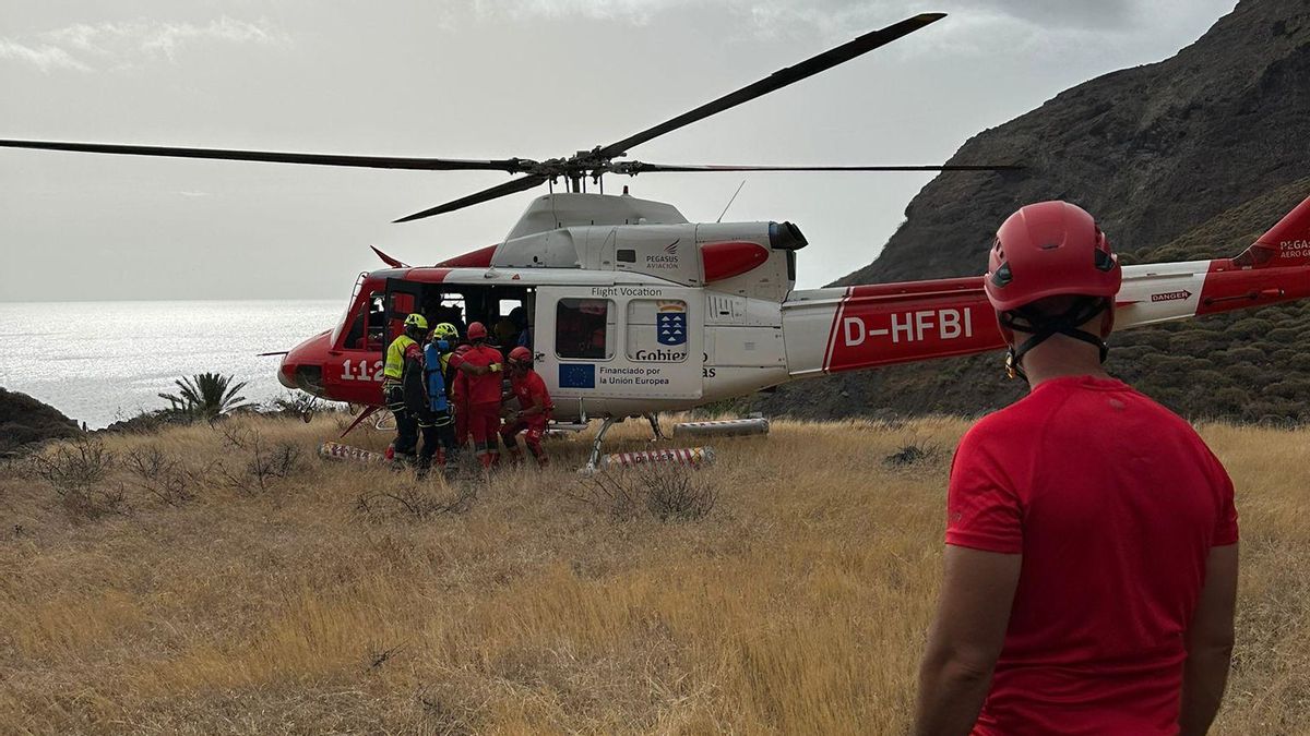 Firefighters rescue a woman after she falls in a hard-to-reach area in Tenerife during the early hours.