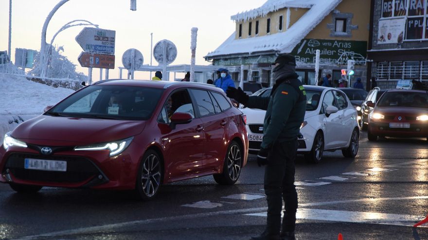 La Guardia Civil vigila el acceso de público al puerto de Navacerrada, este martes. EFE/ Fernando Villar