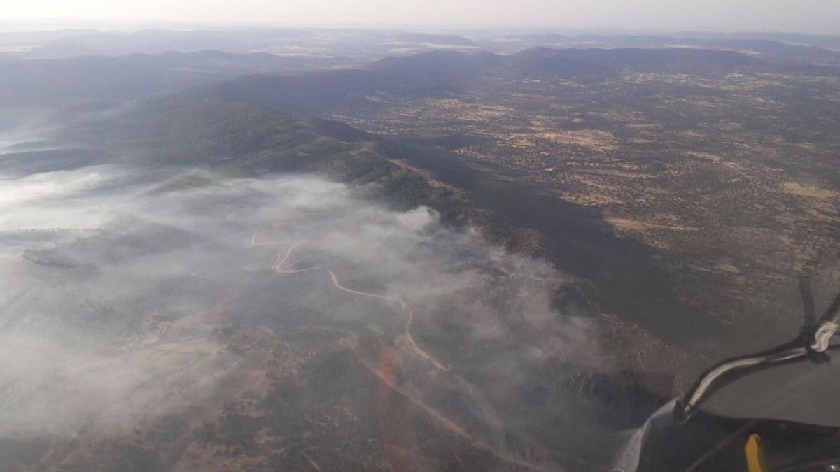 El incendio de Casas de Millán queda estabilizado tras arrasar más de 1.350 hectáreas y obligar al desalojo de 800 vecinos