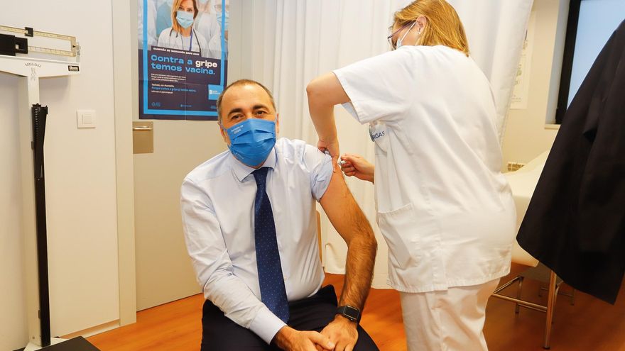 La asistencia "masiva" de gallegos para vacunarse contra la gripe desborda a una Xunta de Galicia que pide "calma"