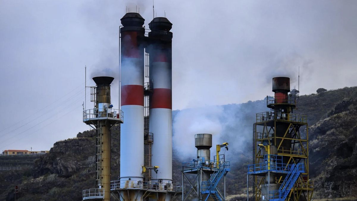 Foto tomada este martes de la central eléctrica de Los Guinchos, en La Palma, en la que se ha producido el problema que originó el apagón. EFE/Luis G. Morera