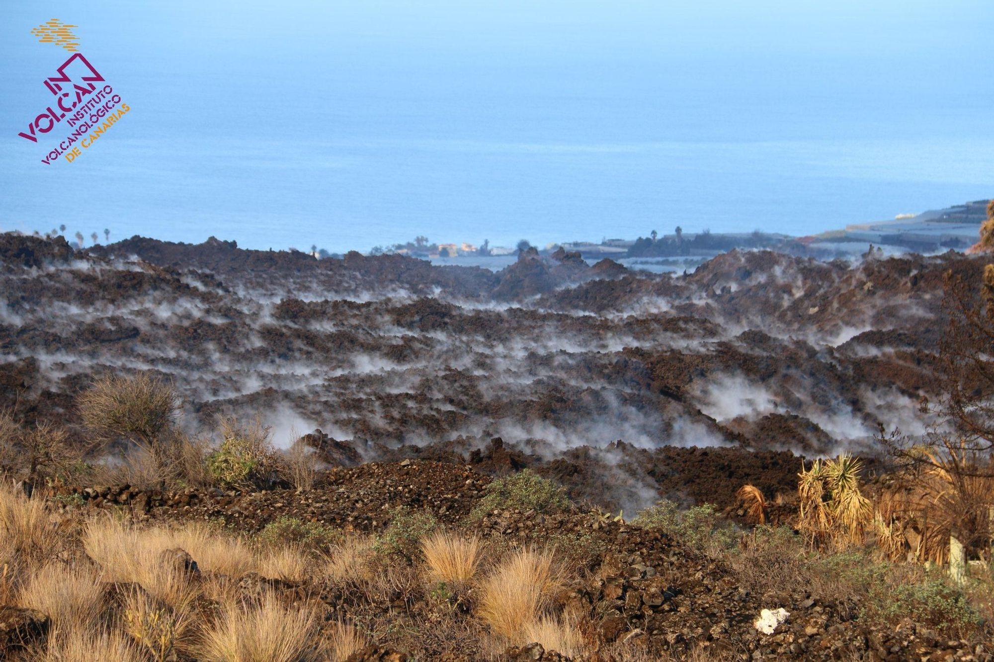 Otra imagen del campo de coladas de lava con evaporación de vapor de agua tras el calentamiento del sol.