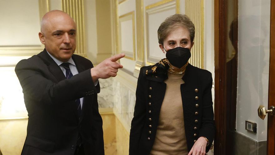 La directora del Centro Nacional de Inteligencia (CNI), Paz Esteban, llega acompañada del secretario de Estado de Relaciones con las Cortes, Rafael Simancas, para comparecer ante la comisión de control de los créditos destinados a gastos reservados, este jueves, en el Congreso de los Diputados.