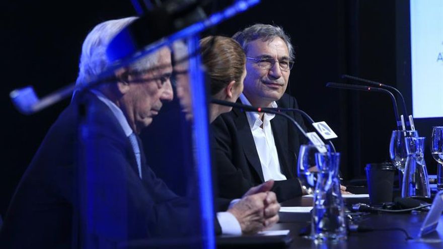 Vargas Llosa y Orhan Pamuk critican a la UE por su política de refugiados