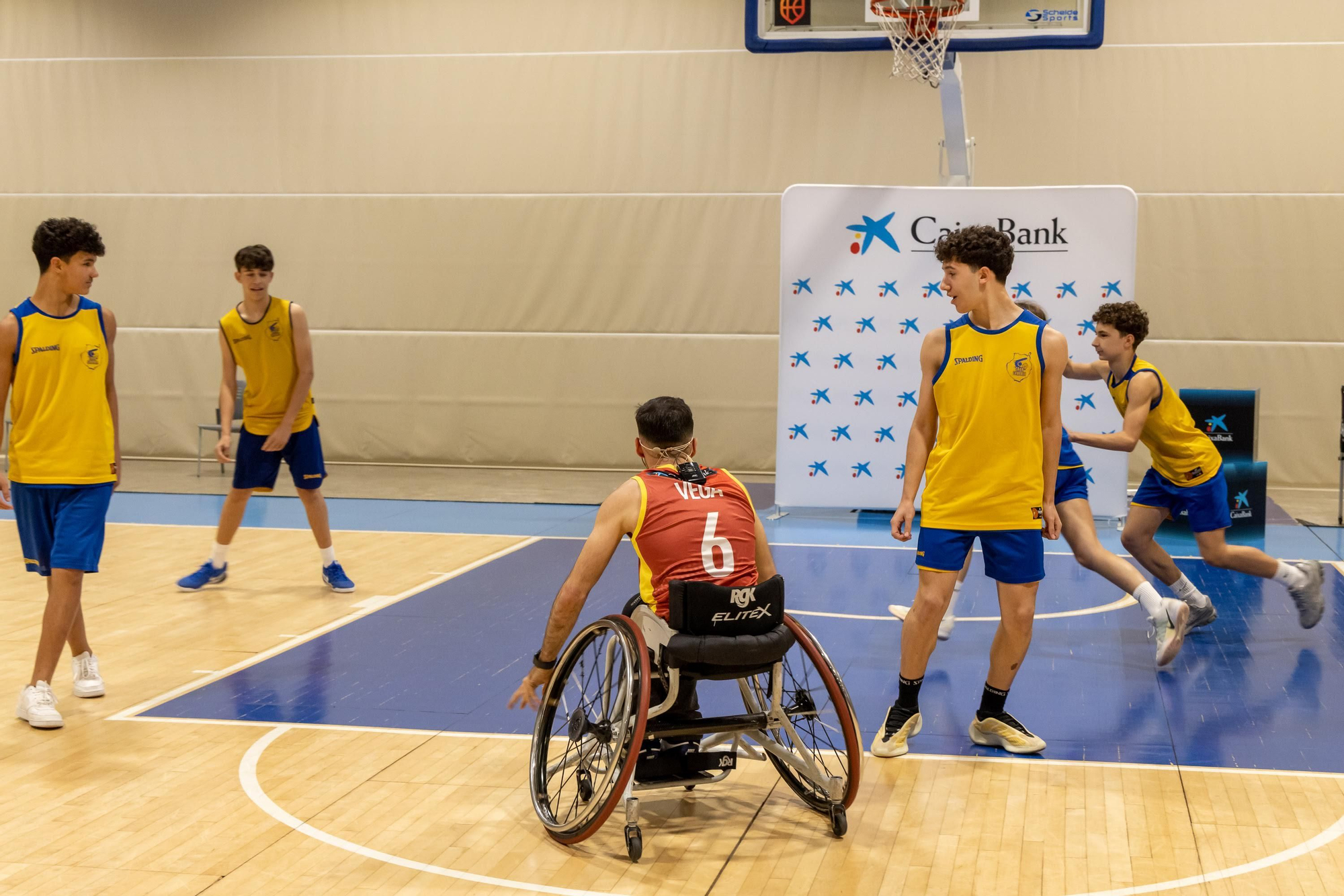 CaixaBank reúne a más de cuarenta niñas y niños de la cantera del CB Gran Canaria para promocionar el deporte inclusivo.