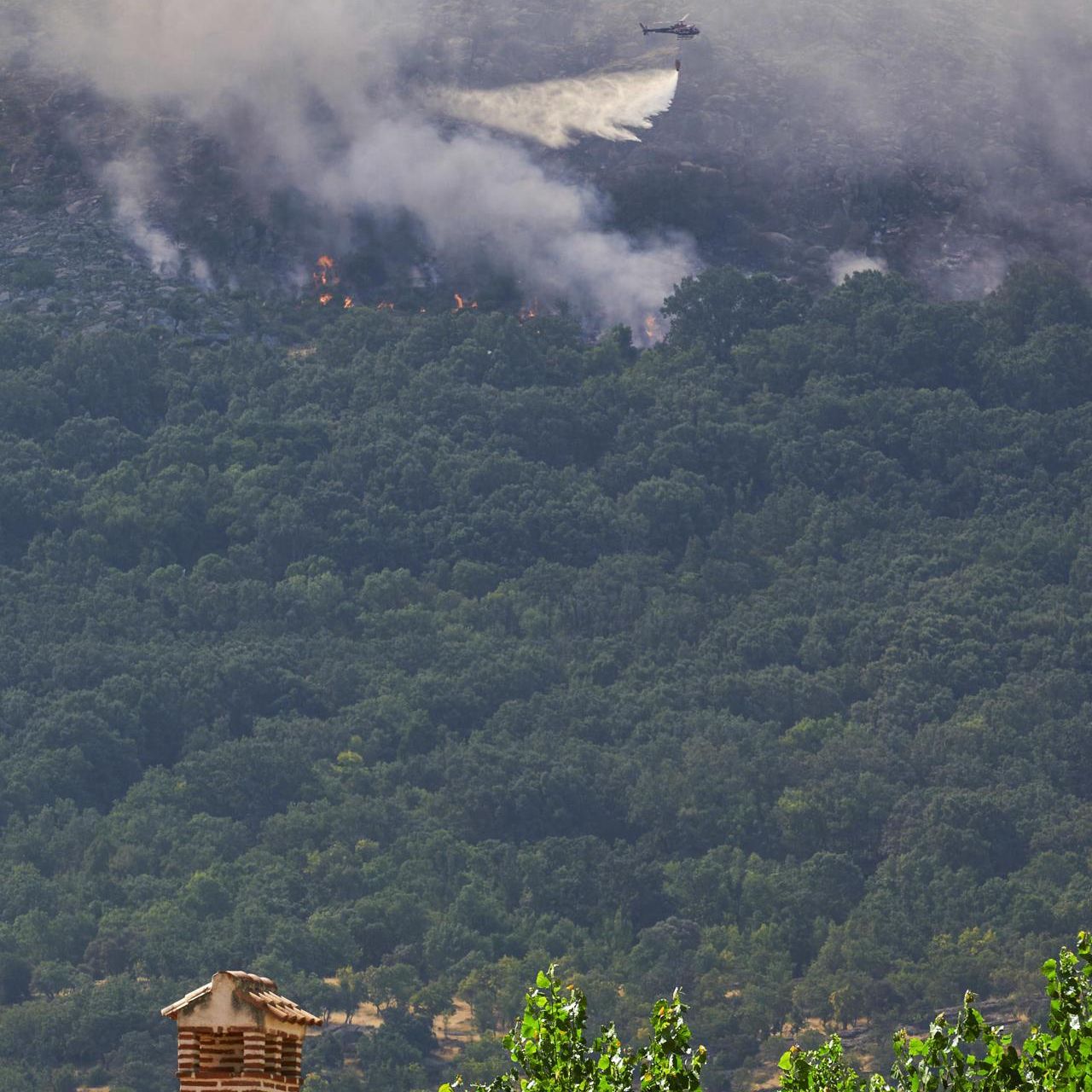 Medios aéreos trabajan en las labores de extinción del incendio entre las localidades abulenses de Burgohondo y Navaluenga.