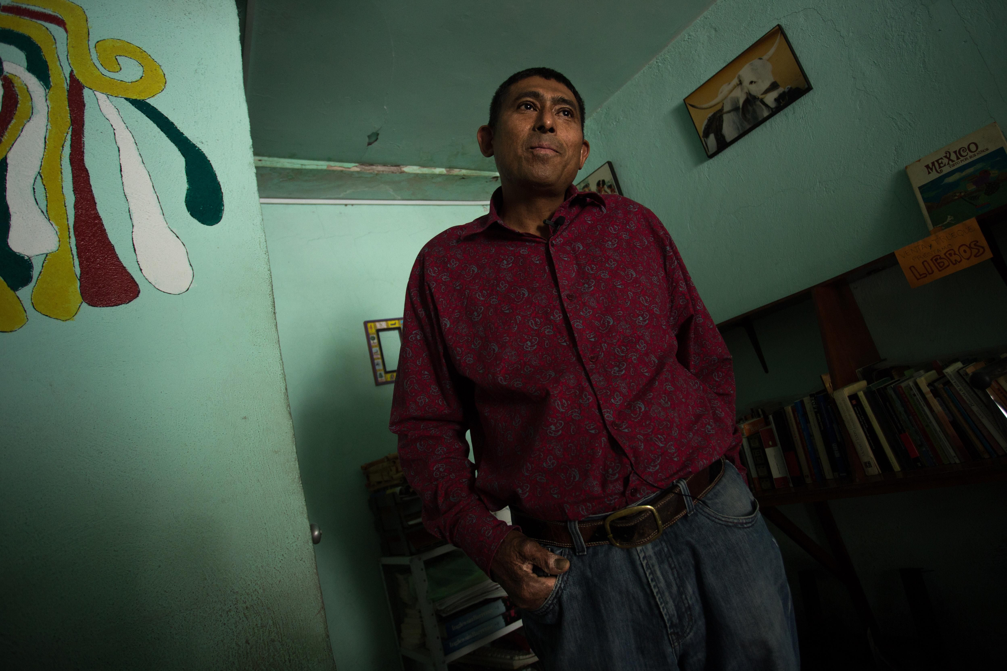 El hondureño Reginaldo es un paciente del centro de MSF para víctimas de violencia extrema. Una pandilla local impuso un ‘impuesto’ para todos los negocios de su barrio. Nando se negó a pagar y la mara asesinó a su hijo. Posteriormente, el propio Reginaldo fue blanco de un intento de asesinato por parte de la misma banda. Tuvo que abandonar su país y dejar atrás a su familia: una esposa embarazada y una hija de diez años. Durante su tránsito por México, Reginaldo fue testigo de más violencia por parte de grupos armados y por las propias autoridades de migración. Nando ha estado encerrado en un centro de detención migratorio donde ha sufrido ataques de ansiedad debido a un aislamiento prolongado. Finalmente fue trasladada al centro de MSF donde recibe tratamiento psicológico y médico. El 68,3% de los migrantes y refugiados entrevistados por MSF afirman haber sido víctimas de la violencia durante la ruta hacia Estados Unidos Fotografía: Marta Soszynska / MSF
