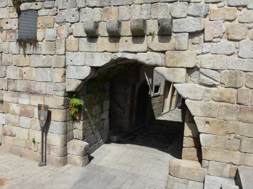 Puerta del Carbón. Esta es la única que queda de las antiguas murallas de Oporto.