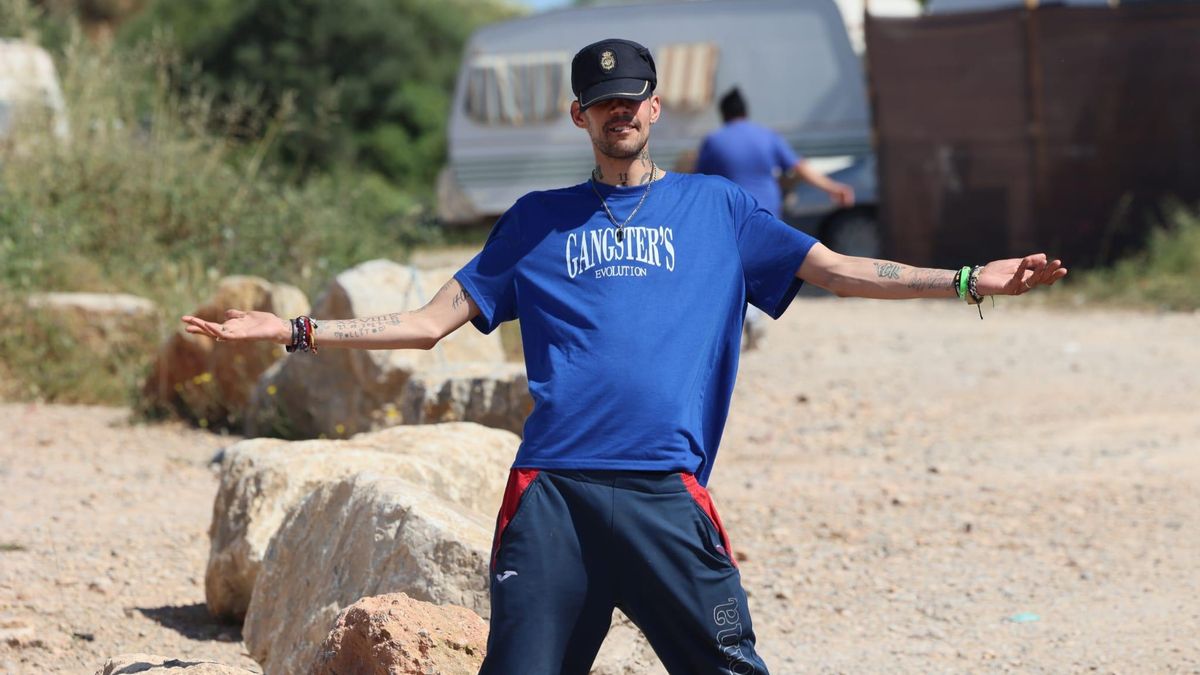 Uno de los residentes del poblado con una gorra de la Policía Nacional.