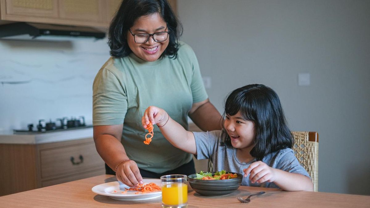 Madre e hija preparan una ensalada
