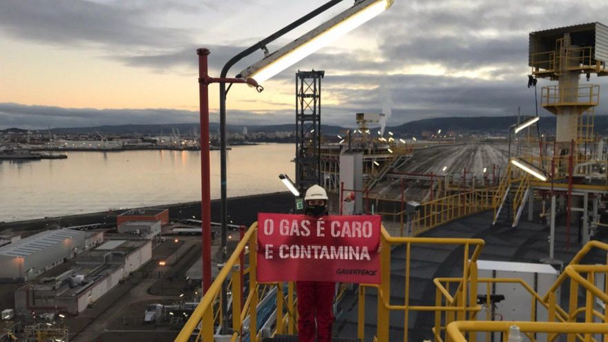 Greenpeace entra en la regasificadora de Mugardos para denunciar la dependencia de los combustibles fósiles
