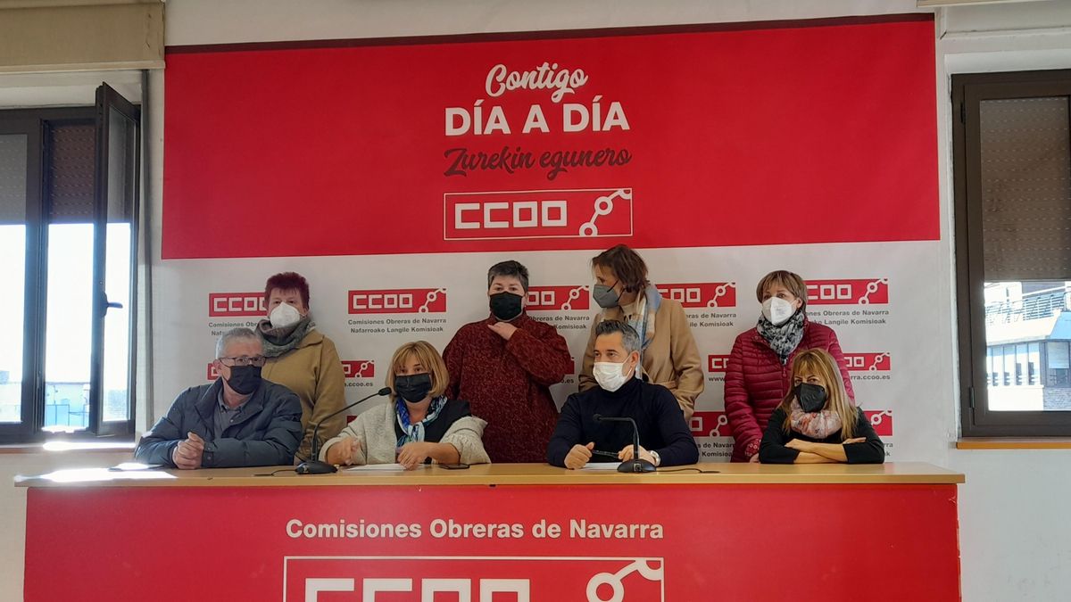 El secretario de Políticas Públicas y Sociales, Joseba Eceolaza, y la secretaria de Organización y Finanzas, Pilar Arriaga, acompañados por un grupo de delegadas de residencias y de centros de atención a la discapacidad durante la rueda de prensa