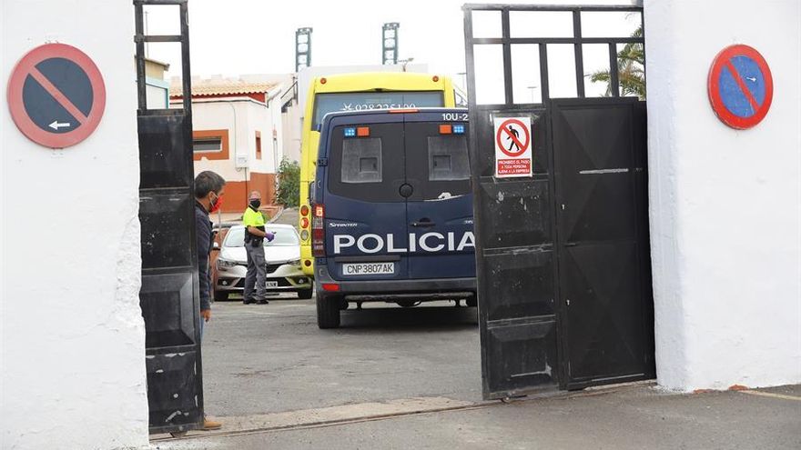 Llegada a las instalaciones del antiguo regimiento Canarias 50, en Las Palmas de Gran Canaria, de la primera guagua con migrantes. EFE/ Elvira Urquijo A.