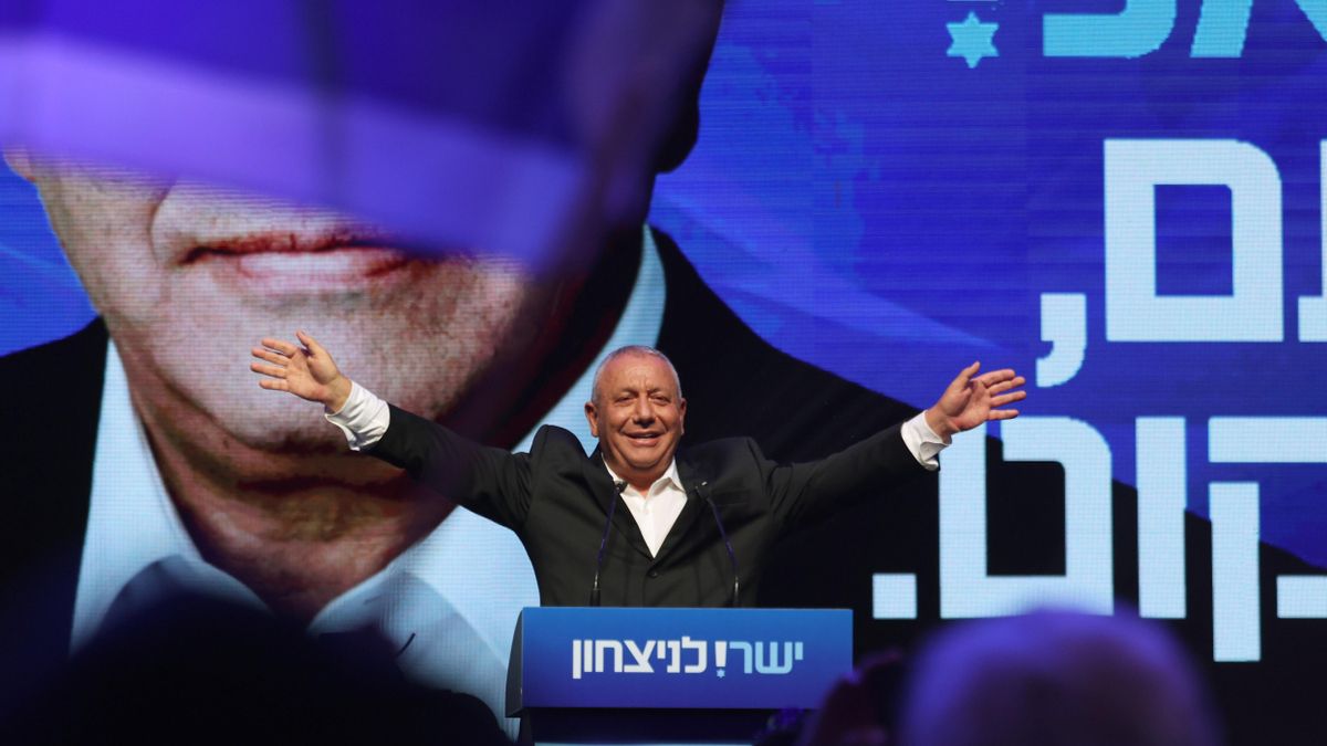 Gadi Eisenkot en el último mitin de la campaña de su partido el 25 de octubre.