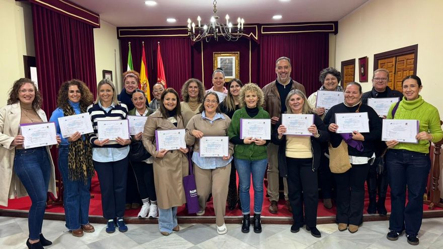 Foto de familia de las 23 mujeres de Trebujena que han finalizado el Programa de Formación para el Empleo Femenino en Atención Sociosanitaria en el Domicilio promovido por la Diputación de Cádiz