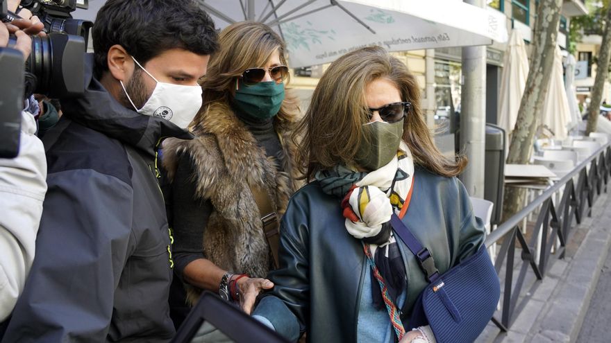 La mujer del extesorero del PP Luis Bárcenas, Rosalía Iglesias, sale de su domicilio, acompañada de su hijo Willy Bárcenas un día después de conocer que podría entrar en prisión por la trama Gürtel, en Madrid (España), a 15 de octubre de 2020.