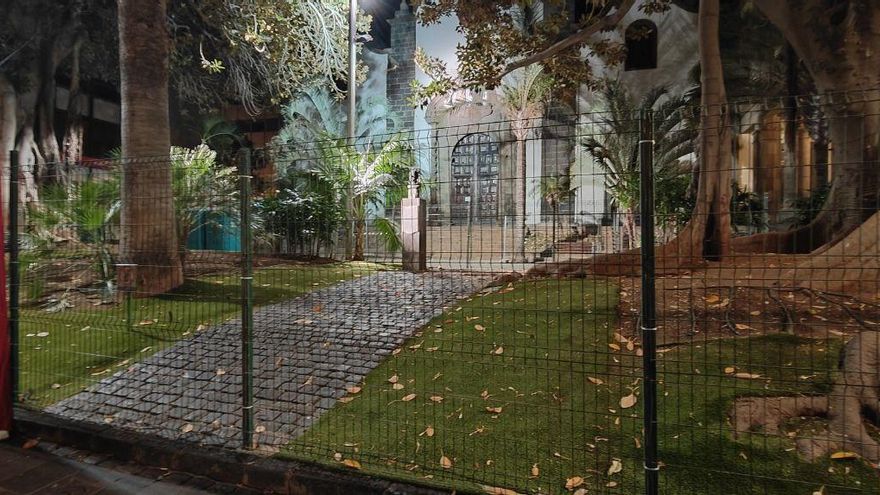 Jardines de la plaza San Francisco, vallados para evitar destrozos durante los Carnavales
