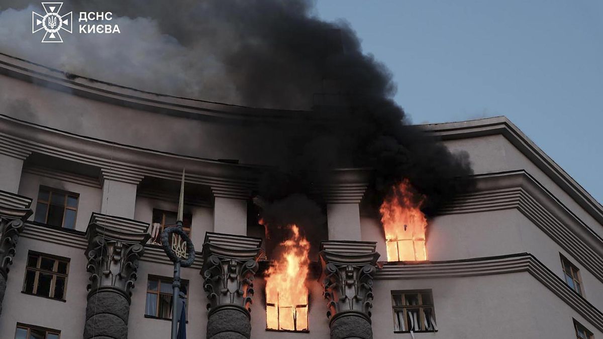 Uno de los edificios del gabinete de Ucrania atacado por Rusia este domingo.