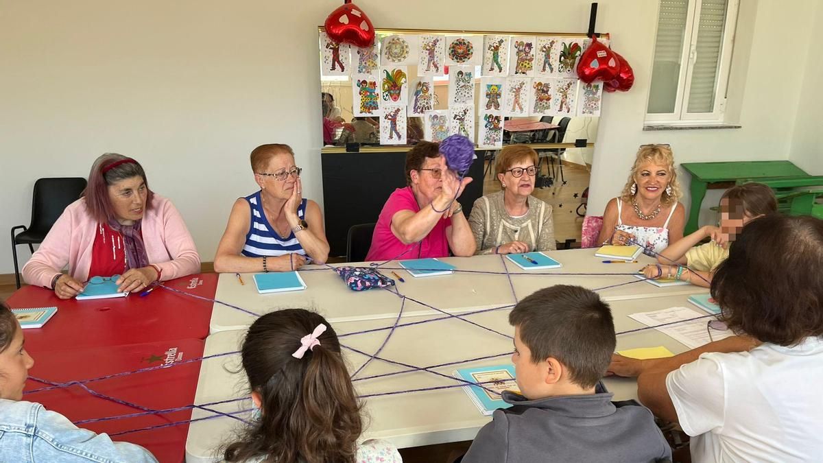 Un proyecto de la Universidad de León teje relaciones intergeneracionales y fomenta la igualdad en los pueblos