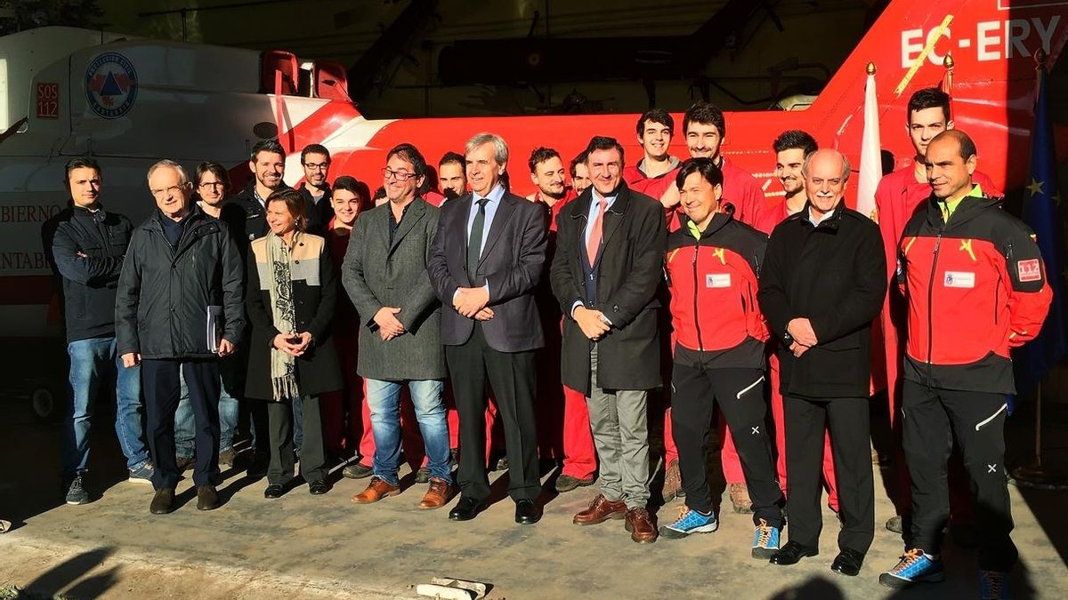 El antiguo helicóptero de Cantabria servirá de aprendizaje para alumnos de mantenimiento aeromecánico de FP