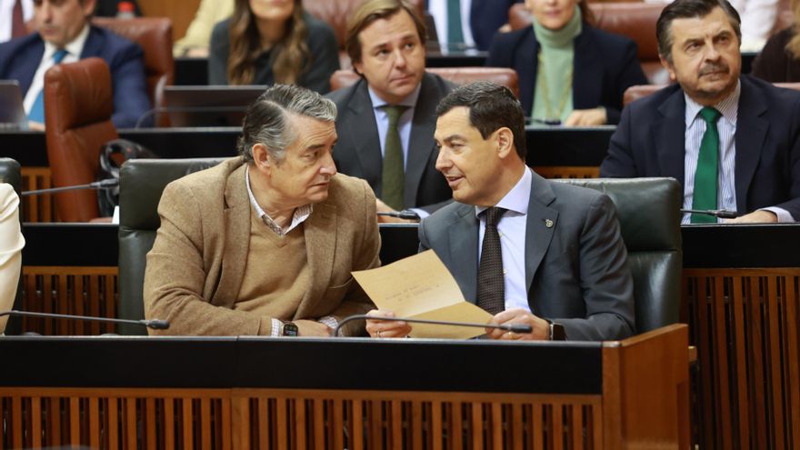 Archivo - El presidente de la Junta de Andalucía, Juanma Moreno (d), junto al consejero de Sanidad, Presidencia y Emergencias, Antonio Sanz (i), en la última sesión de control del año en el pleno del Parlamento andaluz. A 18 de diciembre de 2025 (Foto de