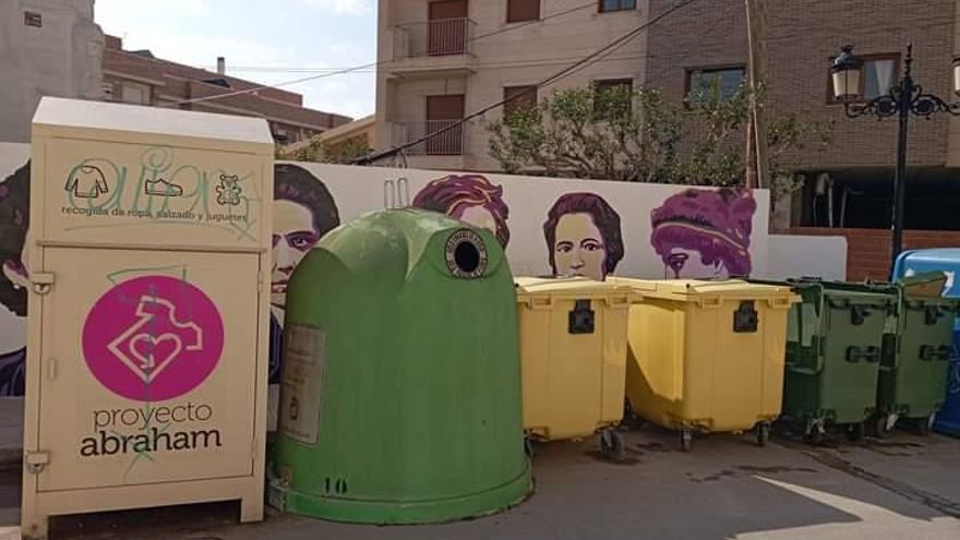 El primer mural feminista de la Región de Murcia, tapado con contenedores: "Para el Ayuntamiento las mujeres somos basura"
