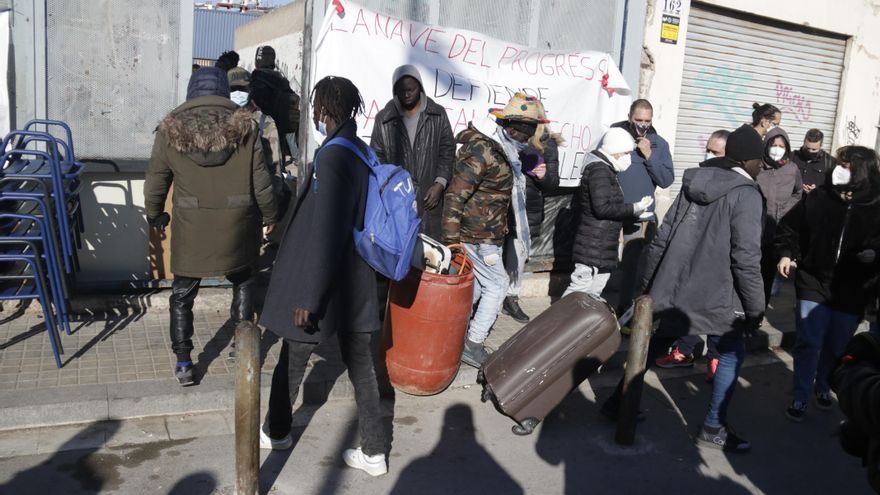 Algunos de los ocupantes salen voluntariamente con sus pertenencias