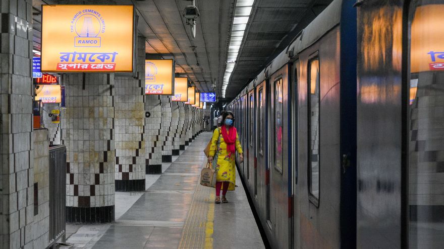 Una mujer con mascarilla entra en el metro de Calcuta, que se prepara para reanudar el servicio completo durante la cuarta etapa que facilita el cierre del coronavirus.