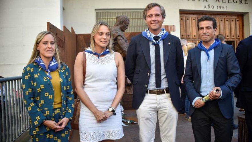 El vicesecretario de Política Territorial del PP, Antonio González Terol (2d), posa con las dirigentes del PP vasco, Amaya Fernández (i), Raquel González (2i), y Carlos García (d), en Bilbao (Bizkaia), tras participar este miércoles en un acto con afiliados y antes de asistir a la corrida de toros de la Semana Grande.