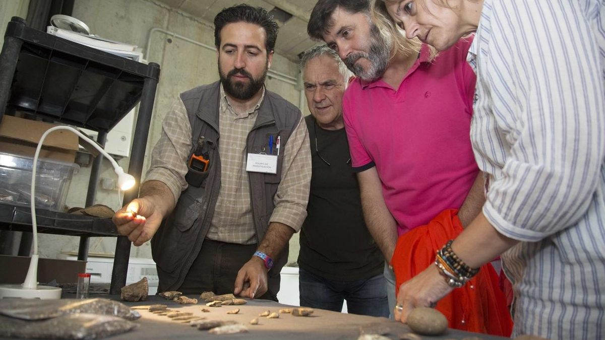 Hallado en la cueva de El Pendo un fragmento de bastón de mando de hace 16.000 años