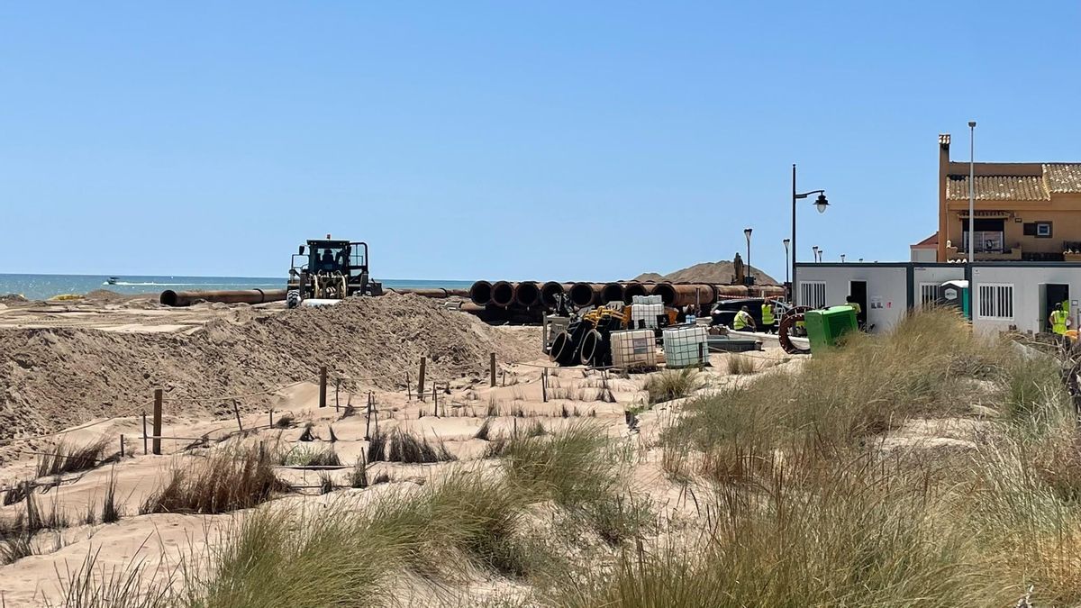 Vecinos y hostelería de El Perelló lamentan la situación de las playas: "No esperábamos verlas cerradas en vísperas de verano"