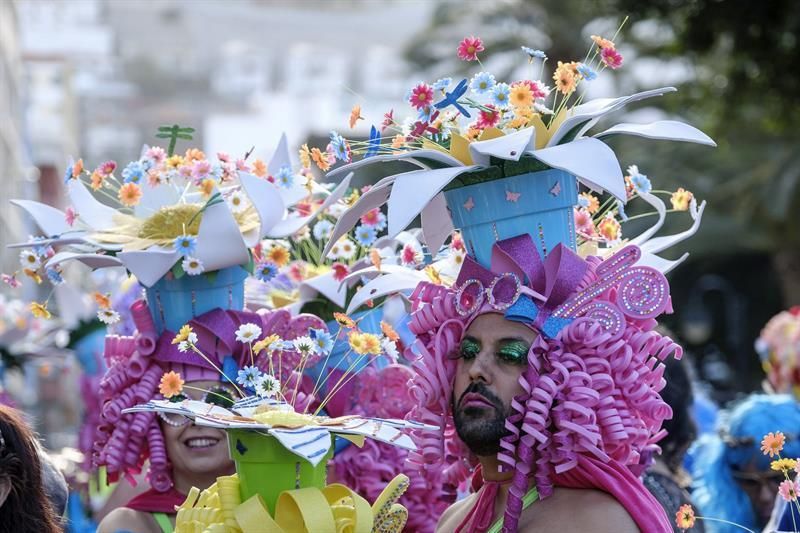 Dos de las personas que ha participado en la Gran Cabalgata. EFE/Ángel Medina G.