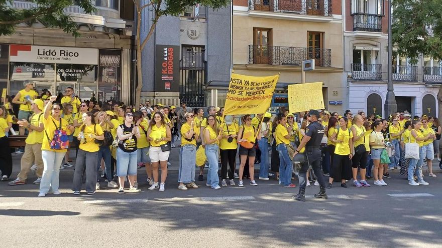 Las educadoras de Infantil se concentran ante la Consejería de Educación de Madrid, donde la consejera Mercedes Zarzalejo se reúne con la Plataforma de Escuelas Infantiles (PLEI).